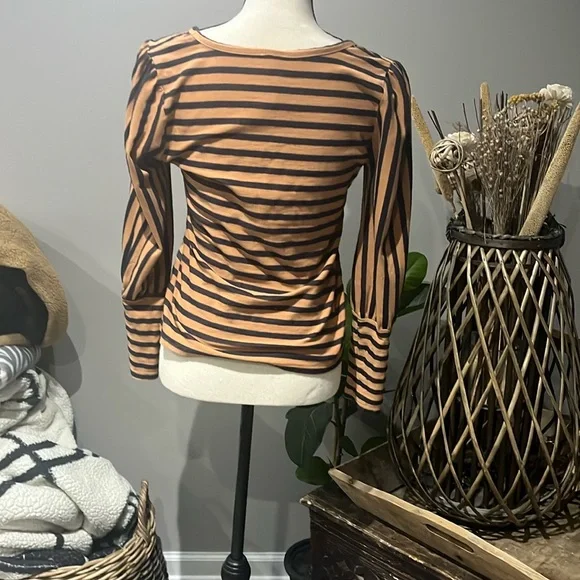 Anthropologie Amadi Camel  and Navy Puff Sleeve Long Sleeve Tee - Picture 4 of 7